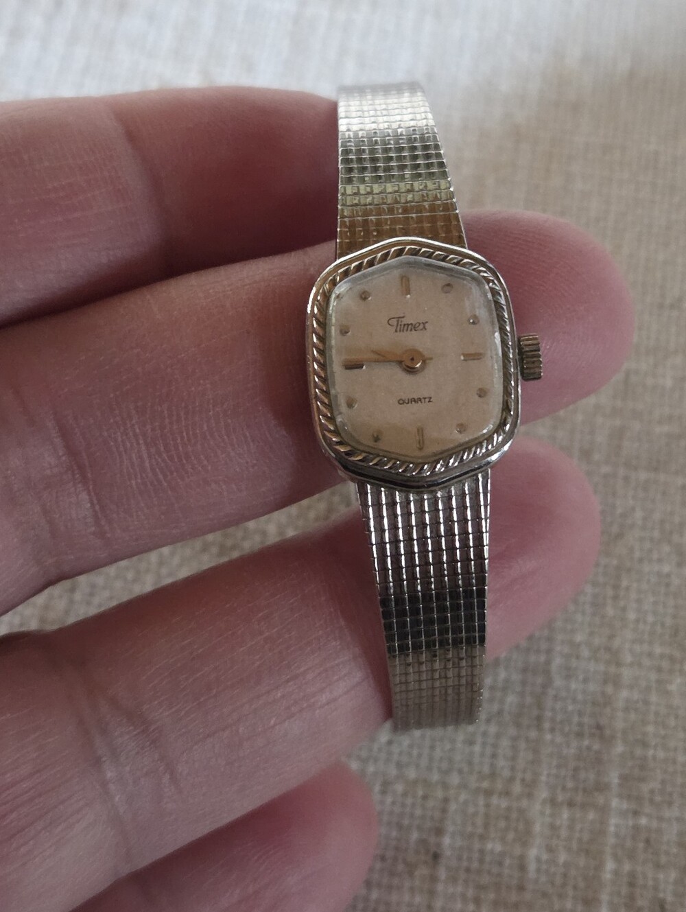 Timex Vintage Classic Silver-Tone Women's Dress Watch- Sizs Small Up To 7.25